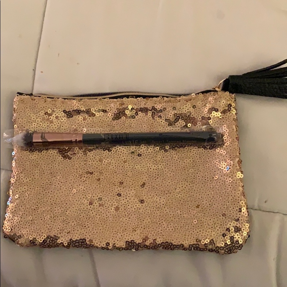 Luxie 140 blender brush & gold make up bag
